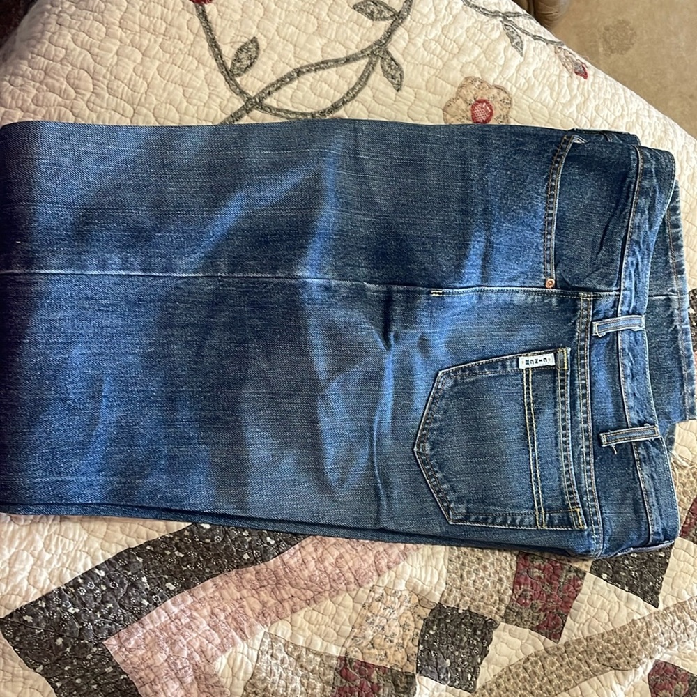 Chinch men’s jeans white label.